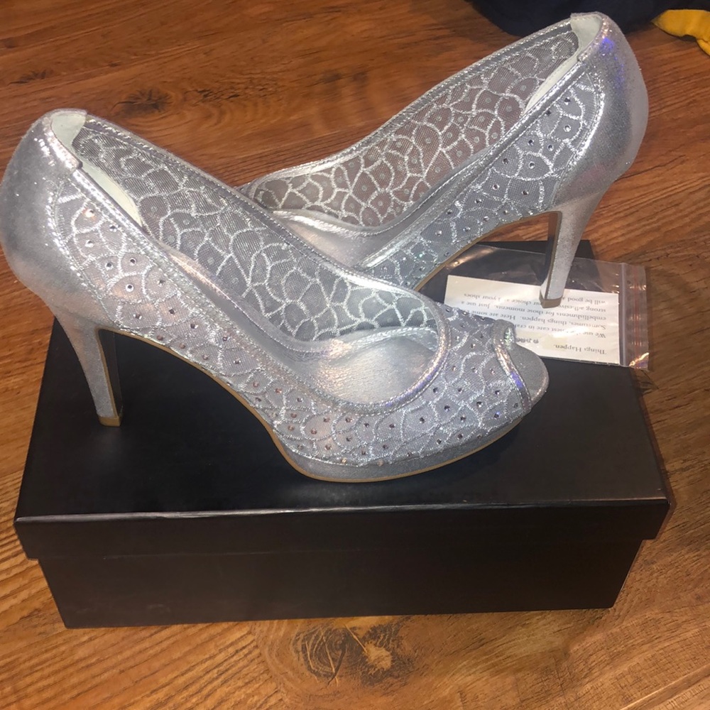 adrianna papell silver heels